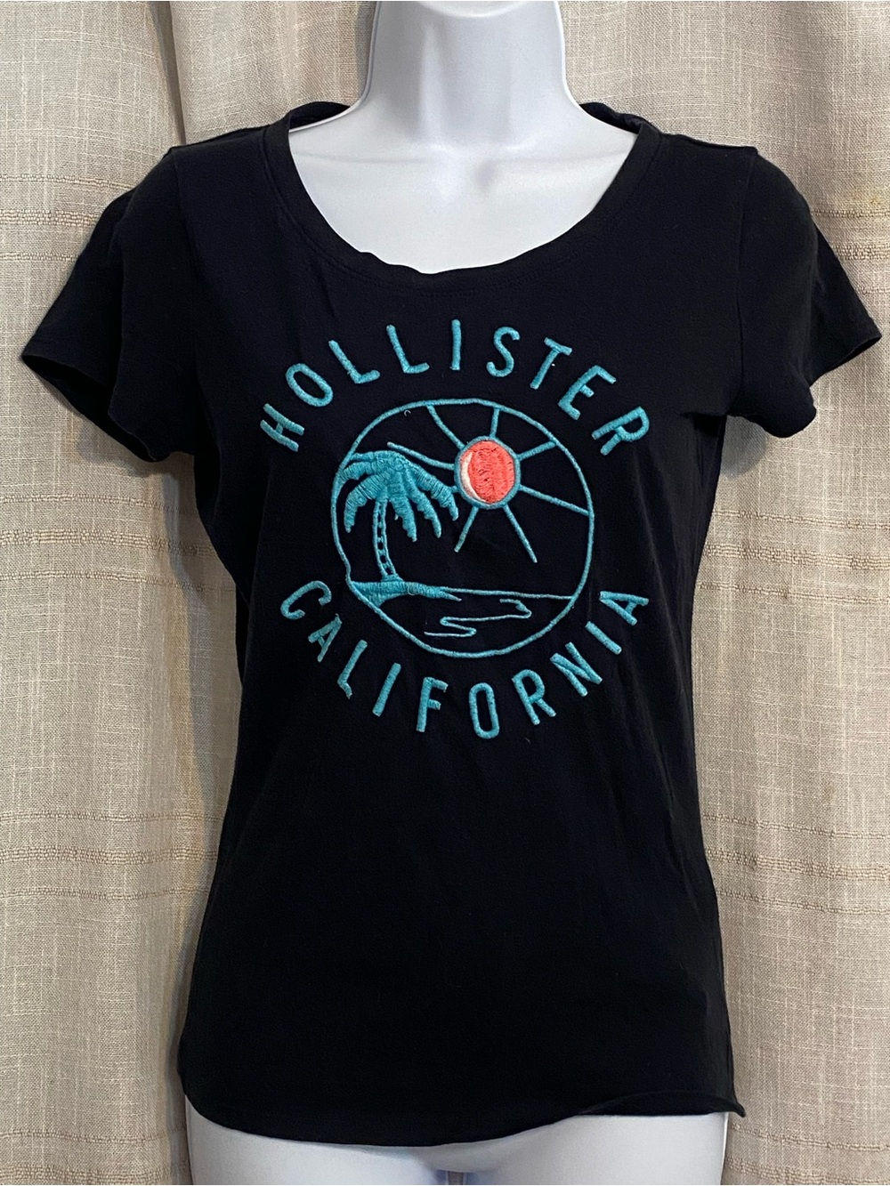 Hollister California Embroidered Graphic Tee Black Scoop Neck XS